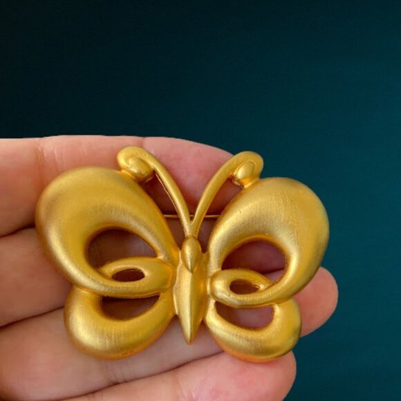 Vintage Matte Gold Tone Butterfly Brooch Dimensional Figural Fashion Pin Unisex - Picture 6 of 6